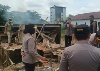 Teks Poto: Jajaran kepolisian pada saat melakukan pembongkaran bangunan di Kampung Ponton.