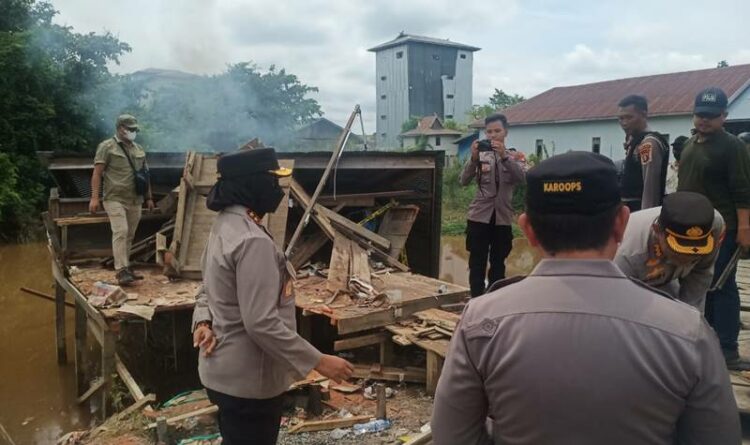 Teks Poto: Jajaran kepolisian pada saat melakukan pembongkaran bangunan di Kampung Ponton.