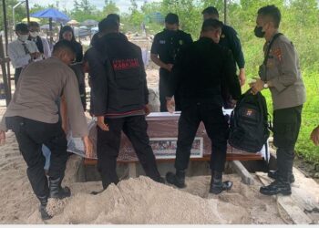 Teks Poto: Jenazah korban, pada saat dimasukkan ke dalam liang kubur