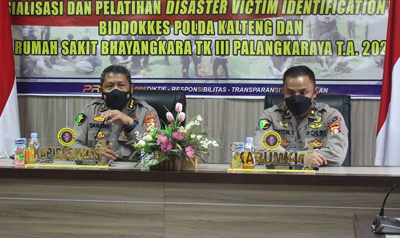 Teks Poto: Kabid Dokkes Polda Kalteng, Kombes Pol Danang Pamudji (kiri)