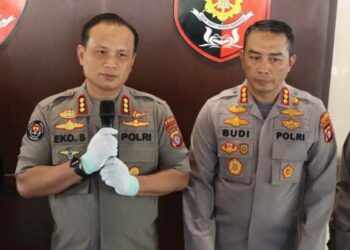 Kabidhumas Polda Kalteng Kombes Pol K. Eko Saputro (kiri) dan Kapolresta Palangka Raya Kombes Budi Santosa saat menyampaikan penanganan kasus terbunuhnya Aipda AW, Sabtu (3/12/2022)