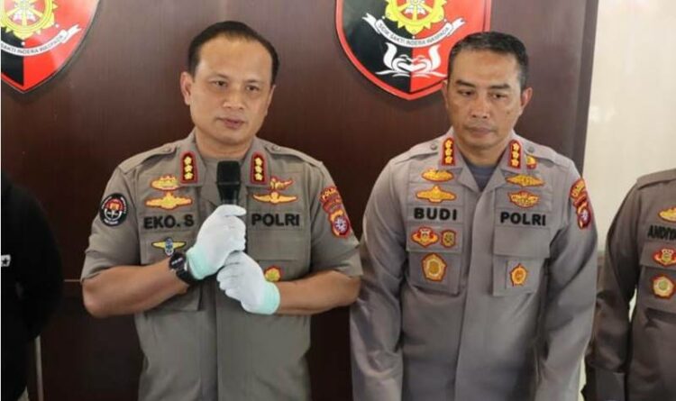 Kabidhumas Polda Kalteng Kombes Pol K. Eko Saputro (kiri) dan Kapolresta Palangka Raya Kombes Budi Santosa saat menyampaikan penanganan kasus terbunuhnya Aipda AW, Sabtu (3/12/2022)