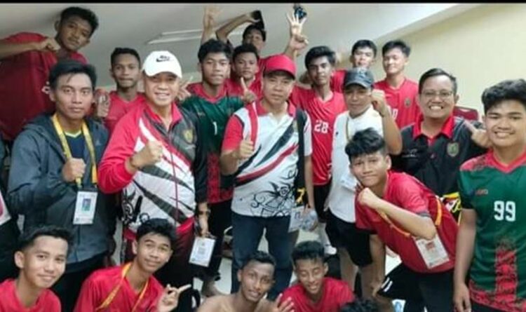 Kadispora Kotim.Wim RK Benung (topi putih) saat bersama atlet Kotim