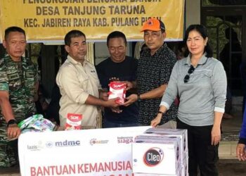 Kalaksa BPBD Pulang Pisau Osa Maliki saat menyerahkan secara simbolis bantuan sembako untuk mendukung penanganan bencana banjir di Desa Tanjung Taruna, belum lama ini