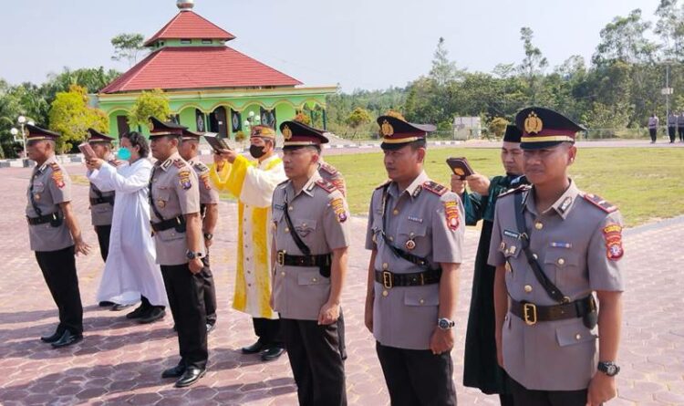 SERTIJAB : Kapolres Gumas AKBP Irwansah sedang memimpin acara sertijab empat perwira di jabatan baru, di lapangan mapolres, Senin (12/12).