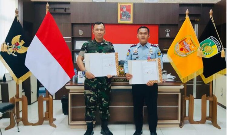 Teks Poto: Karutan Palangka Raya Ma'ruf Prasetyo bersama Dandim 1016 Kolonel Inf Frans Kishin, pada saat menunjukkan berkas MOU kerjasama