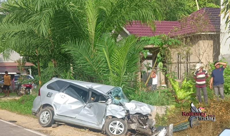 Kejadian lakalantas beruntuni yang terjadi di Desa Kupang Baru, Kec Paku, Kab Bartim ,(foto ; Agus Prasetyo G)