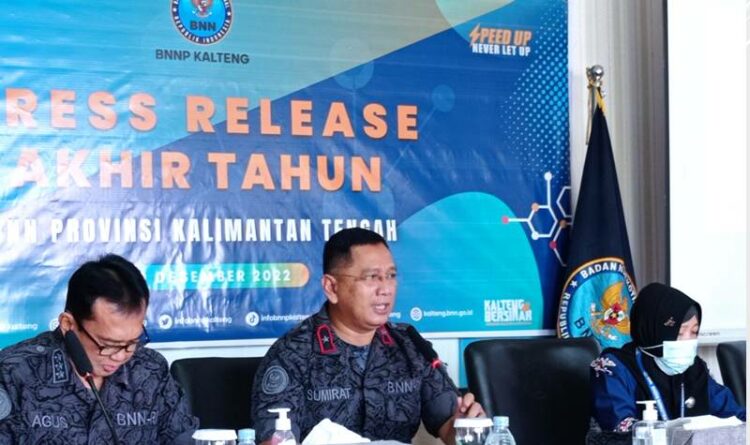 Teks Poto: Kepala BNNP Kalteng, Brigjen Pol Sumirat, pada saat menggelar press release