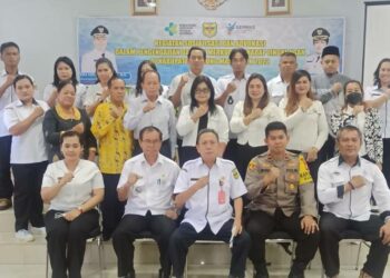Kepala Dinkes Gumas Arnold sedang bersama jajarannya serta Kapolsek Kurun sedang berfoto bersama usai sosialisasi merkuri di aula kantor setempat, Rabu (30/11).