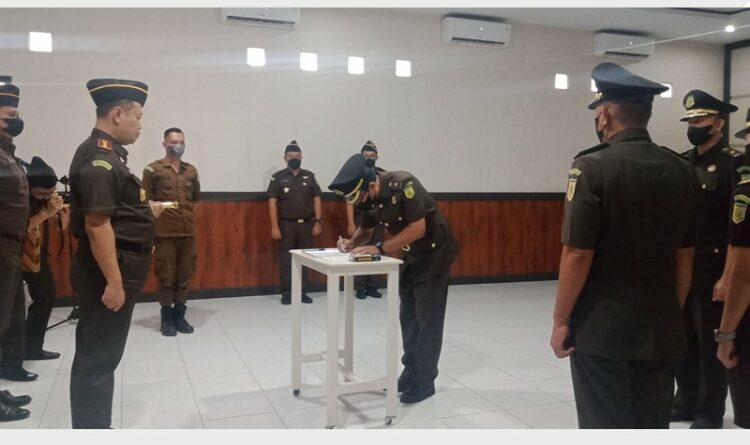 Kepala Kejaksaan Negeri Pulang Pisau Dr. Priyambudi SH MH saat memimpin pelantikan dan sertijab Kasi Pidsus dan Kasi Intelijen Kejari Pulpis di aula Adhyaksa kantor Kejaksaan setempat, Rabu (21/12/2022) sore
