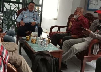 Kepala Rutan Tamiang Layang, Surya Darma memberikan penjelasan terkait meninggalnya seorang warga binaan, kepada wartawan, Selasa (6/12)