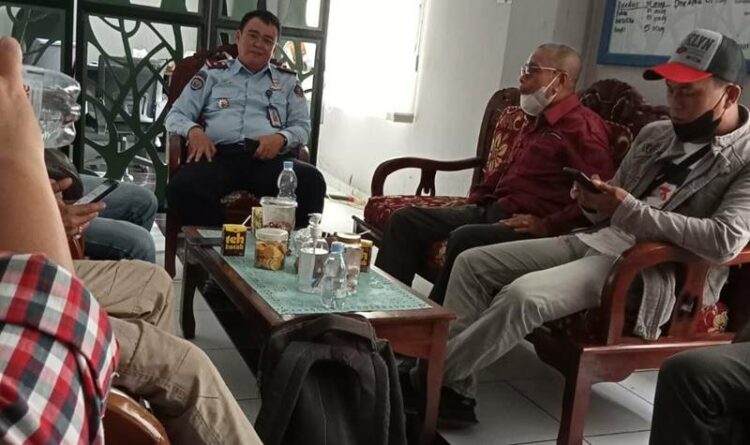 Kepala Rutan Tamiang Layang, Surya Darma memberikan penjelasan terkait meninggalnya seorang warga binaan, kepada wartawan, Selasa (6/12)