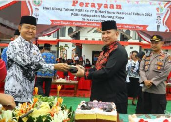 Ketua DPRD Mura, Dr. Doni, SP, M.Si saat menghadiri upacara peringatan Hari Guru Nasional dan Hari Ulang Tahun PGRI