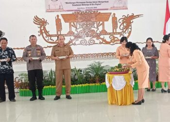 Ketua DWP Gumas Arnise Darit Yansiterson melakukan pemotongan tumpeng pada perayaan HUT DWP di GPU Damang Batu, Kuala Kurun, Senin (12/12).