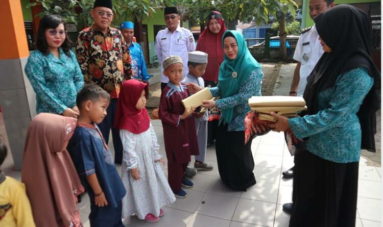 Ketua TP PKK Seruyan Ny Fauziah Yulhaidir, didampingi Lurah Kuala Pembuang I Menteng Delpris saat menyerahkan bantuan perlengkapan sekolah