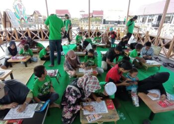 Teks Poto: Lomba mewarnai pada Festival Anak Sebangau, yang diikuti oleh peserta anak-anak didampingi oleh orang tuanya
