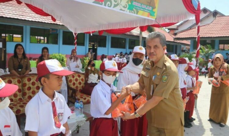 12 SDN Dapat Bantuan Seragam Dari Pemerintah