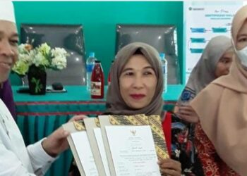 Penyerahan sertifikat halal pada pelaku usaha mikro di Kantor Kemenag Bartim, Jumat (2/12/2022). (foto ; ist)