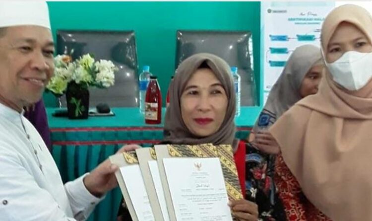 Penyerahan sertifikat halal pada pelaku usaha mikro di Kantor Kemenag Bartim, Jumat (2/12/2022). (foto ; ist)