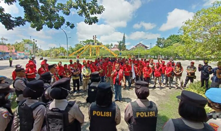 Keterangan foto: Perpadayak aksi demo ke kantor ART BPN Kuala Kapuas di kawal oleh Anggota Polres Kapuas