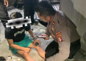 Teks Poto: Petugas kepolisian ketika menggeledah seorang pemuda yang kedapatan membawa alat penghisap sabu.