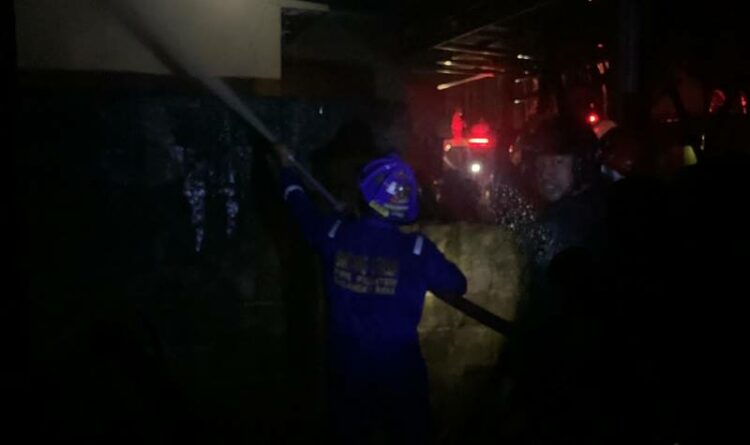 Teks Poto: Petugas pemadam, pada saat memadamkan api di rumah korban, di Jalan Bangas Permai II.