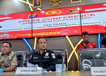 Polisi saat memberikan keterangan pers penangkapan pelaku