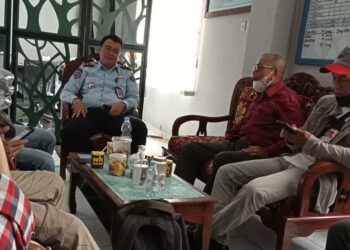 Caption ; Ka Lapas/Ka Rutan Tamiang Layang, Surya Darma, saat menerima kunjungan para pekerja media tadi (Selasa, 6/12)