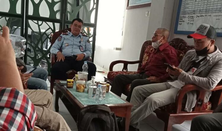 Caption ; Ka Lapas/Ka Rutan Tamiang Layang, Surya Darma, saat menerima kunjungan para pekerja media tadi (Selasa, 6/12)
