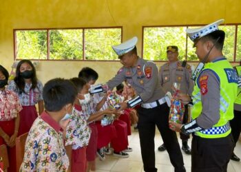 Satlantas Polres Katingan ketika mendatangi sekolah, Kamis (1/12/2022).