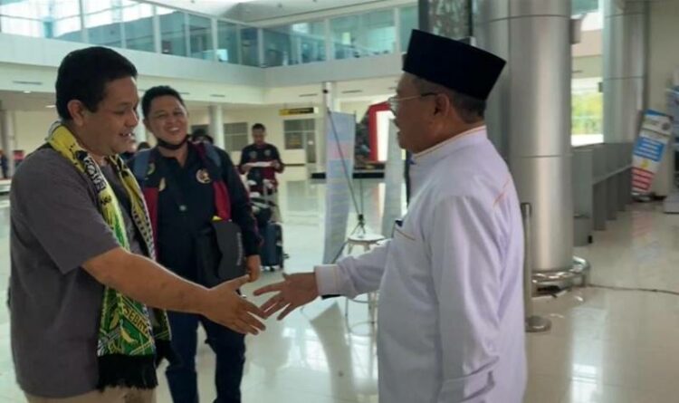 Sekda Kalteng H. Nuryakin saat menyambut kedatangan rombongan kontingen PWI Kalteng di Bandara Tjilik Riwut Palangka Raya, Sabtu (26/11/2022)