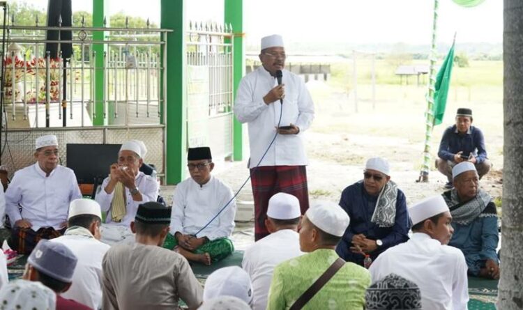Sekda Kalteng saat menghadiri Haul Akbar Syekh KH. Muhammad Qurthobi Bin Khalid Khalifah Thoriqad Junaidi Al Bagdadi Kalimantan