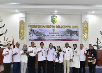 Sekda Kota Palangka Raya, Hera Nugrahayu (tengah berjilbab) usai meluncurkan website Palangka Raya Satu Data.