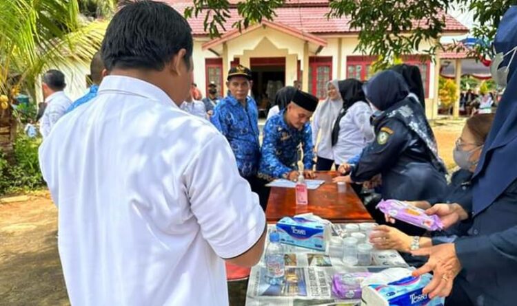 Tes urine bagi ASN dan tenaga honorer di Kecamatan Cempaga Hulu, Selasa (29/11/2022)