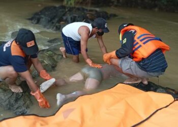 Tim Gabungan sedang mengevakuasi korban yang tenggelam