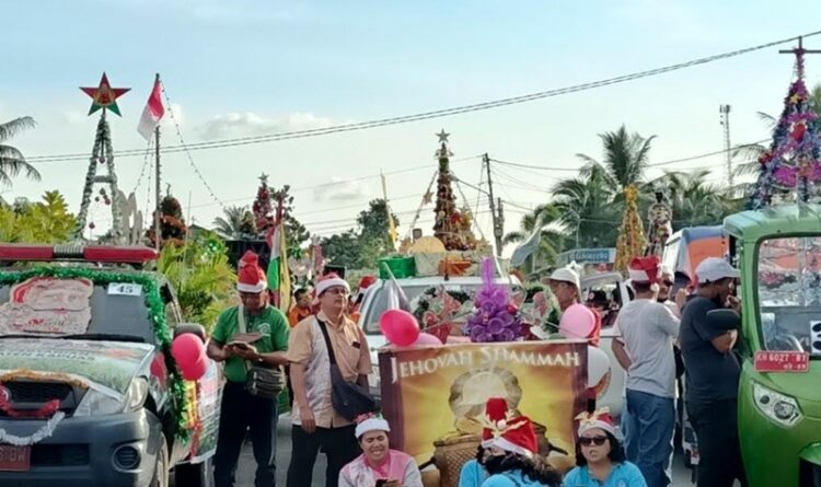 Ribuan Warga Ikuti Pawai Lilin Natal 2022 di Kuala Kapuas