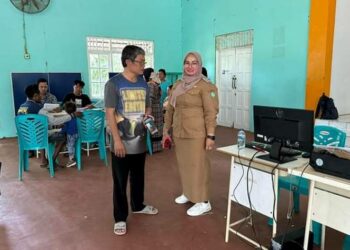 Wabup Kotim Irawati saat memantau proses pembuatan adminduk di Kecamatan Cempaga Hulu, Selasa (29/11/2022).
