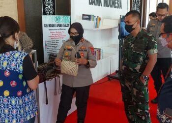 Wakapolda Kalteng, Irjen Pol Ida Oetari Poernamasasi, pada saat mengunjungi bazar kerajinan tangan