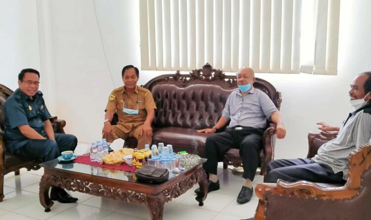 Ketua Komisi I DPRD Gumas H Gumer (kanan) bersama Ketua DPRD Gumas Akerman (kiri), Sekwan Untung dan mantan Sekda Kamiar saat berbincang bersama di ruang tamu Sekwan di gedung dewan setempat, belum lama ini.