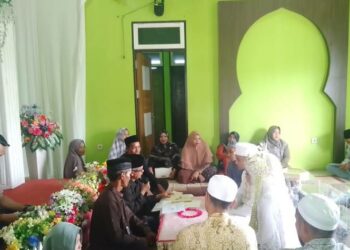 Caption : Akad pernikahan di KUA Dusteng (foto ; ist)