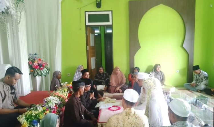 Caption : Akad pernikahan di KUA Dusteng (foto ; ist)