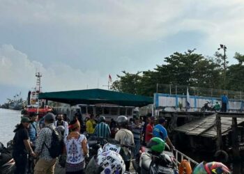 Aktivitas di dermaga feri penyeberangan Sampit-Seranau