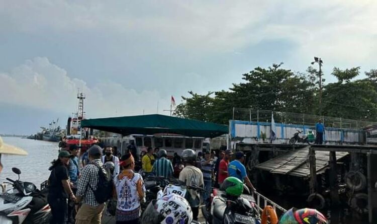 Aktivitas di dermaga feri penyeberangan Sampit-Seranau