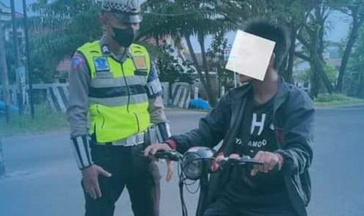Anggota Satlantas Polres Kotim saat memberikan imbauan kepada pengguna sepeda motor listrik di jalan raya