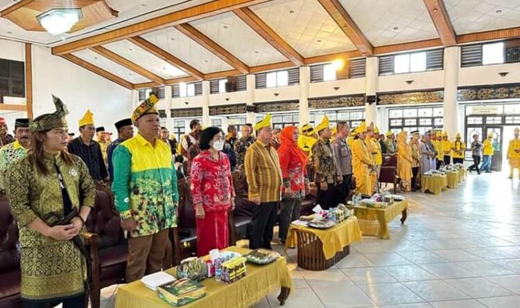 Bupati Halikinnor didampingi Wabup Kotim Irawati saat menghadiri pelantikan organisasi Laung Kuning di Gedung Serba Guna Sampit, Sabtu (14/1/2023).