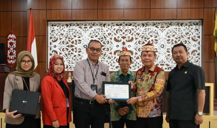 Bupati Kapuas Ben Brahim S. Bahat menerima penghargaan dari PT. PLN (Persero) yang diserahkan langsung oleh Manajer UP3 PT PLN (Persero) Kapuas Imbar Susanto, di Aula Bappeda Kapuas.