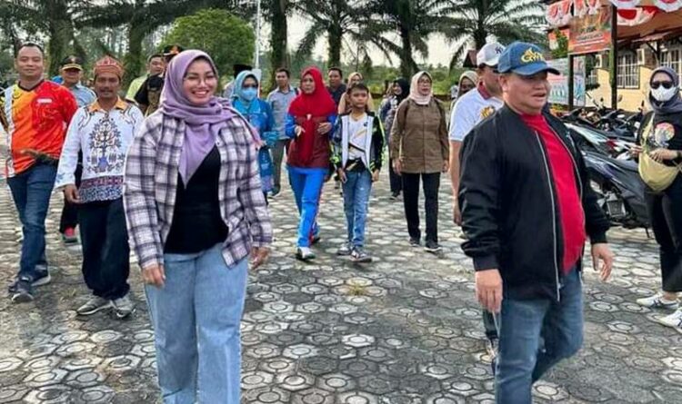 Bupati Kotim Halikinnor didampingi Wabup Irawati saat bersama warganya di Kecamatan Seranau baru-baru ini