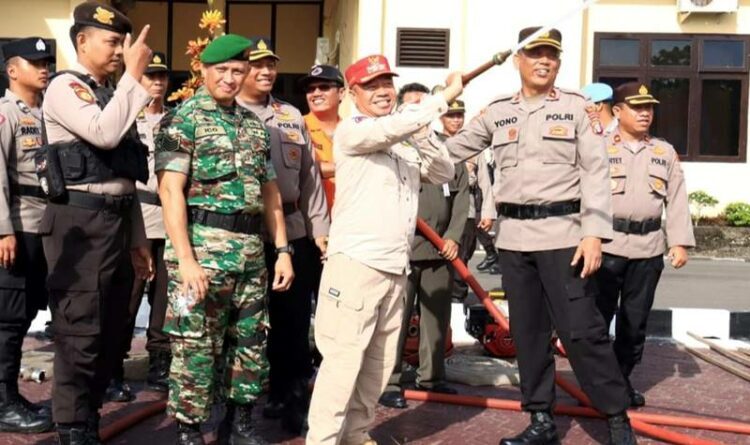 Bupati Seruyan Yulhaidir, bersama Kapolres Seruyan AKBP Gatot Istanto melakukan uji coba peralatan pemadam kebakaran