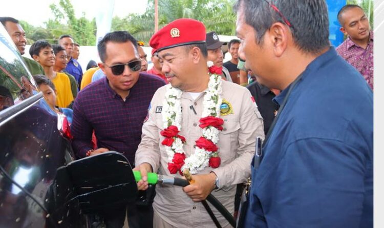 Bupati Seruyan, Yulhaidir saat mengisi BBM sebagai penanda telah diresmikan SPBU BBM 1 Harga di Desa Sandul, Kecamatan Batu Ampar