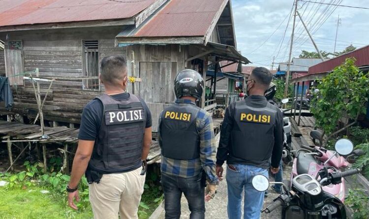Teks Poto: Jajaran Polresta Palangka Raya, pada saat melakukan patroli di Kampung Ponton